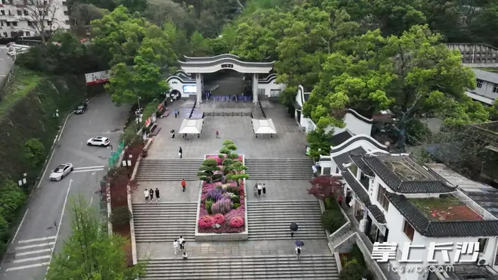 岳麓山景区东门升级改造动工,预计9月底焕新迎客