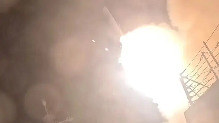 美军连续第九晚打击伊朗,革命卫队称霍尔木兹海峡两油轮爆炸