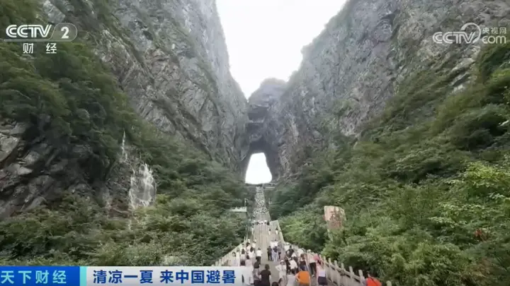 清凉张家界吸引外籍游客暑期热捧 240小时过境免签助力入境游升温