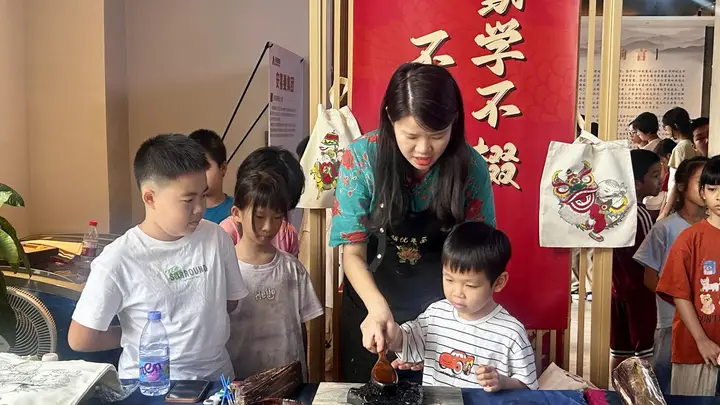 年画女侠佛山状元村授课 萌娃手作体验非遗魅力