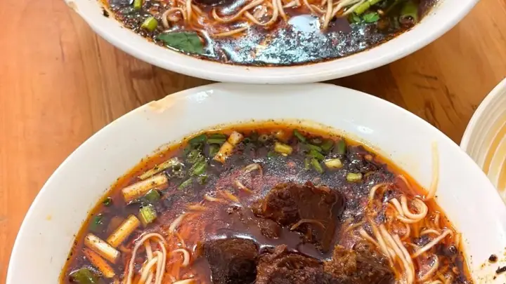 跟着省运游内江|甜城的晨光，从一碗鲜香牛肉面填满的