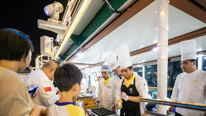 青岛启幕全国首个邮轮啤酒节 海事护航“梦想”号点亮海上文旅新场景
