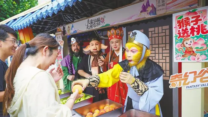 7月18日襄阳华侨城奇幻度假区助农盛亮点多 西游NPC推介谷城鲜果还免费分发近千斤