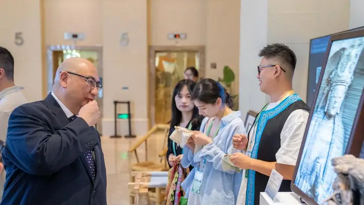 APEC会场外成都造数字产品成亮点 熊猫会英文AR眼镜等获国际代表点赞