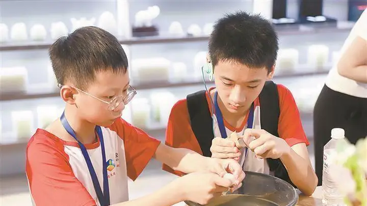 厦门工业旅游焕新:太古可口可乐暑期预约全满 亲子体验成核心亮点