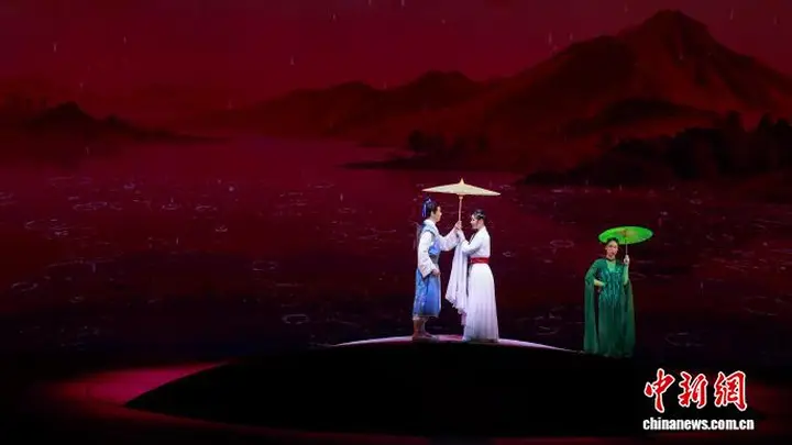 杂技剧《西湖传说·白蛇》南宁献演 蹬伞柔术等多类特技重构经典传说