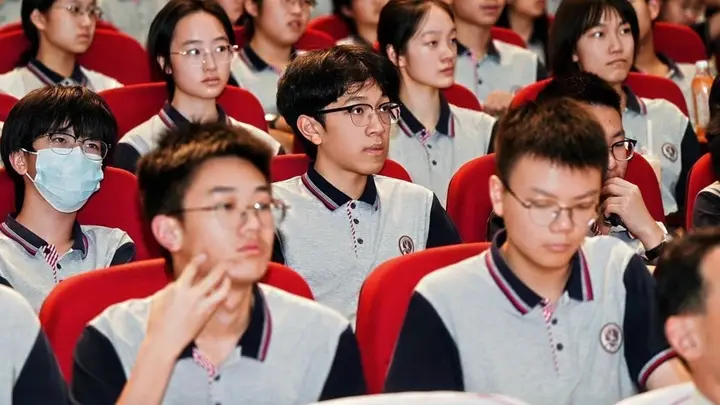 梁向阳宁波开讲《平凡的世界》 传递向上向善精神为青少年注入前行力量