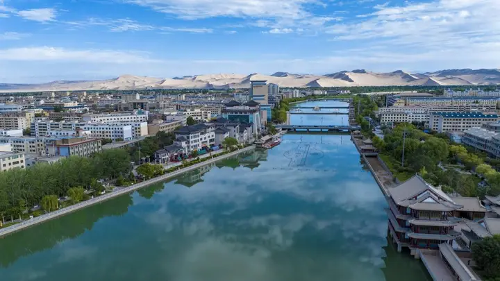 敦煌生态修复见实效 月牙泉水位回升湿地获国际认可