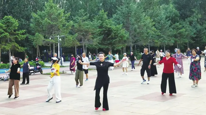 一城晚风揽烟火 万千闲趣入夏来
