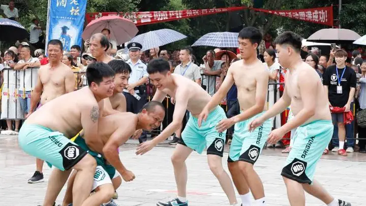 广西阳朔抬关公抢花炮 11天跨镇民俗盛典亮点多