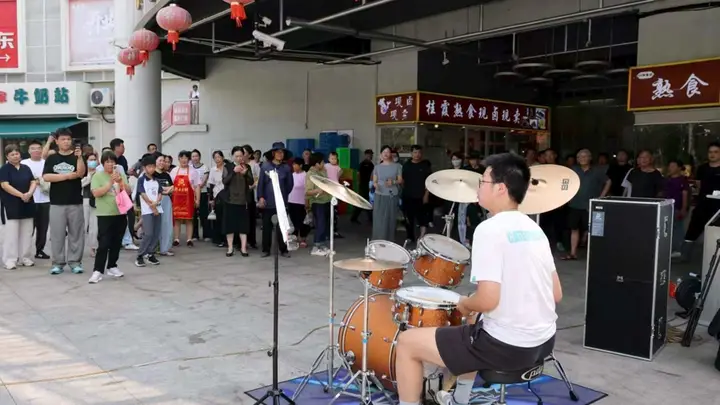 朱泾菜场这场零收费音乐会,商户居民当主角,更解锁了街区善治新注脚