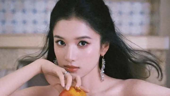 张婧仪身着纱裙搭配水果拍摄大片,就是高级浪漫感的正确打开方式