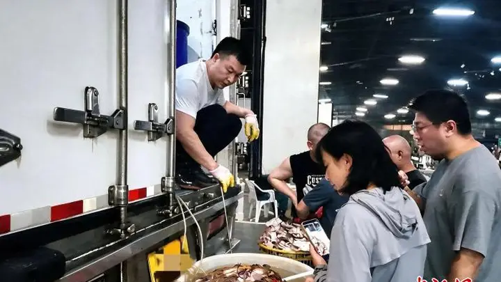 文旅观察：年轻人夜间“拼蟹”怎么成了旅游新风尚？