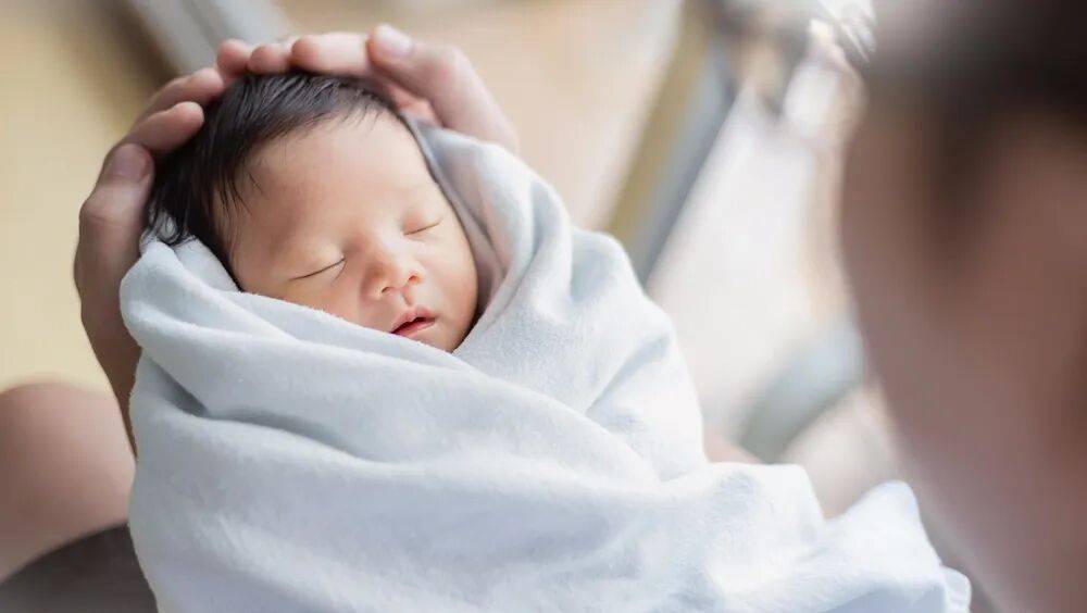 小婴儿到这个月龄会「睡眠倒退」，一张表教你睡渣变天使