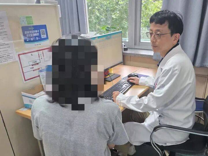 去年夏天住了一次农家乐，27岁女子全身瘙痒，今年还在跑医院！医生：出游住宿一个细节要注意