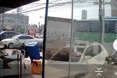 安徽一客车逆行撞上公交车，监控显示有行人被撞