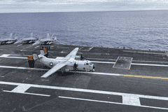 C-2A灰狗运输机执行最后一次航母机载交付飞行