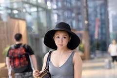 40岁李小萌身材傲人,着吊带配宽腿裤又纯又欲,曲线完美