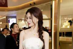 徐璐米白抹胸珍珠长裙惊艳出圈!柔美又温婉,清冷高雅直接封神!