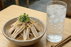 开胃冷面大赏:麻酱鸡丝冷面配冰镇气泡水,爽滑一夏