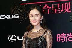 杨幂丝袜大片封神:印字黑丝配红装,渔网豹纹全掌控,高级感拉满