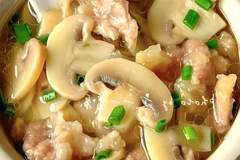 鲜掉眉毛！这碗口蘑肉片汤，厨房小白也能秒变大厨