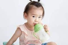 辅食代替一顿奶？1岁前奶仍是主食，别本末倒置！