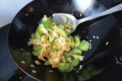 三伏天必吃黄瓜炒蛋 记准腌炒顺序 鸡蛋嫩爽黄瓜脆爽不出水