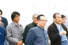 谷牧站着讲话不落座，工作人员善意提醒，谷：他在台下，我敢坐吗
