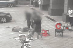 长沙店主因劝离占道奔驰被打骨折，警方对两名涉案男子依法刑事拘留