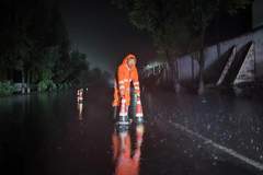 【雨汛夜巡】一夜山雨，半程新路
