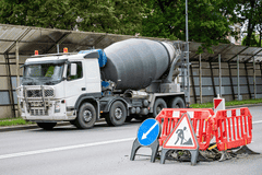 深圳一校门口上学高峰遇混凝土车冒险倒车!官方:整改开除