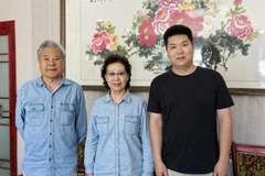 她是著名歌唱家,与著名大导演离婚,带儿子嫁高官,如今定居北京