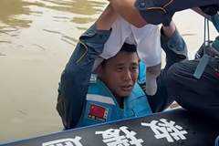 “担心水中有细菌,所以将婴儿举过头顶”