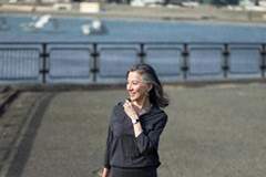 这才是岁月不败美人，60+的她穿衣简约不复杂，基础款真正的高级