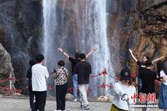 盛夏秦岭绿意葱茏 游人入山享清凉