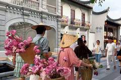 解锁江南消夏新玩法,惠山古镇全新荷花主题市集开街