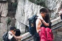 泰山陪爬乱象：牵手公主抱明码标价，行业畸形发展凸显监管缺失