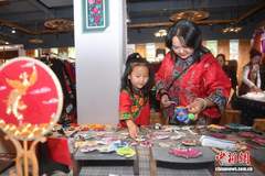 禄劝千年彝绣火出圈 火把节带动非遗产品热销