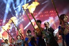 毕节威宁火把节燃爆夏夜18℃ 万人乌蒙狂欢点亮各族心手相连盛典
