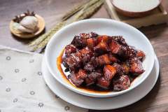吃他汀不能碰红烧肉?医生提醒:不只红烧肉,这4物再馋也要忌口