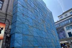 武汉优秀历史建筑被刷成金色，涉事黄金店被责令整改，大楼外已竖起脚手架和围挡