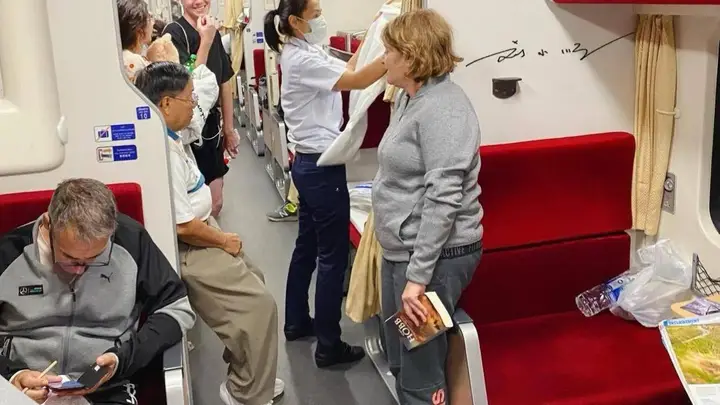 泰国卧铺火车贴心服务引关注:为何中国火车难复制?