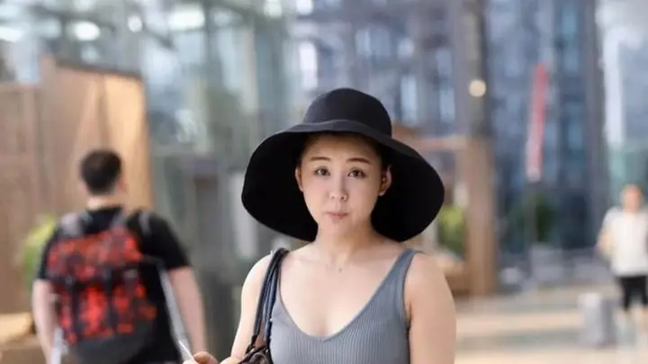 40岁李小萌身材傲人，着吊带配宽腿裤又纯又欲，曲线完美