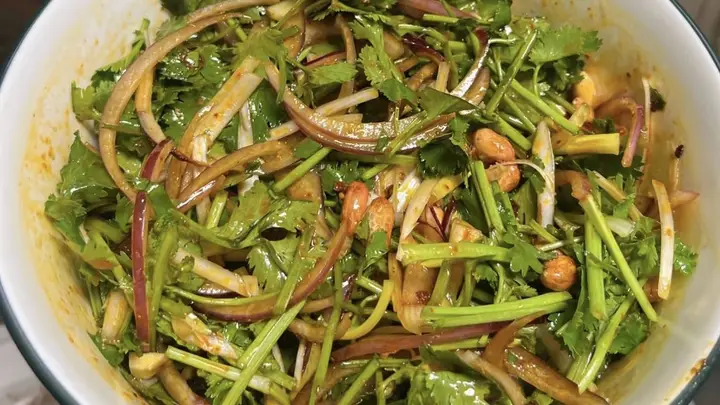 这菜名字听着挺猛呀?东北家常老虎菜,脆辣开胃夏天吃着正合适