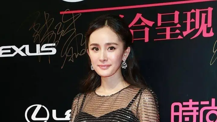 杨幂丝袜大片封神:印字黑丝配红装,渔网豹纹全掌控,高级感拉满