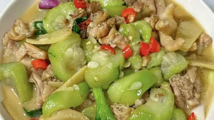 夏日厨房里的清润救赎:丝瓜姜酒鸡