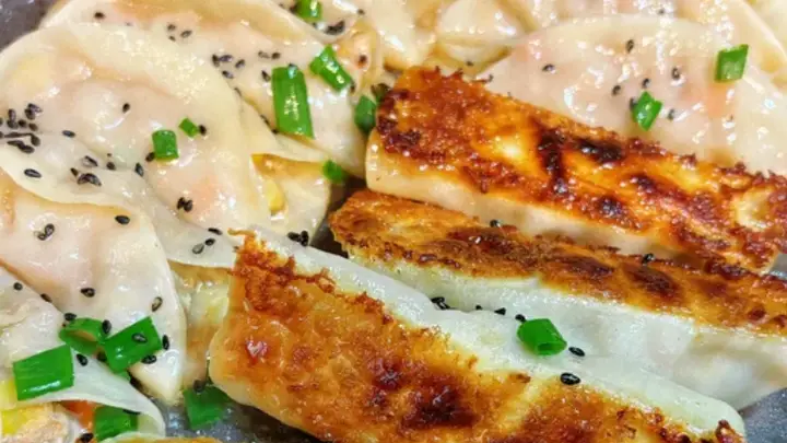 铁板滋香慢煎饺底,爆汁锅贴解锁山城地道风味