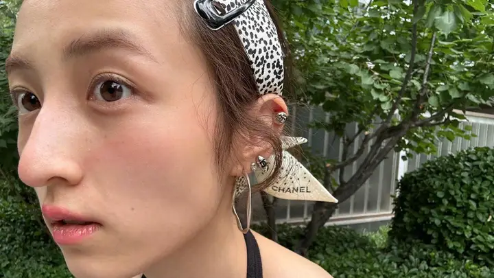 张子枫户外随拍瘦成“纸片人”，网友热议身材变化