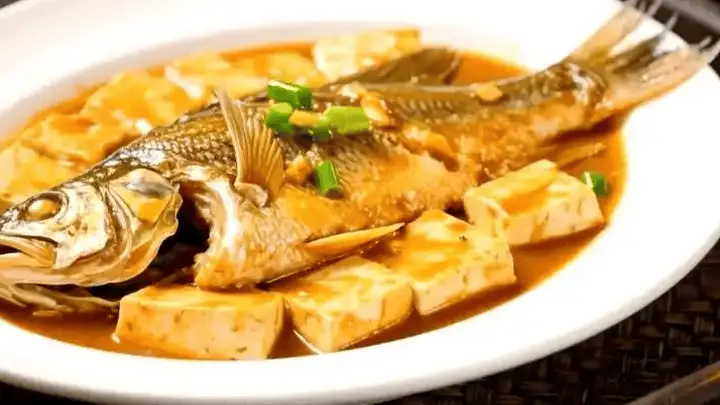 煎出酥皮肉嫩不腥 这道红烧鲈鱼成家庭保留硬菜